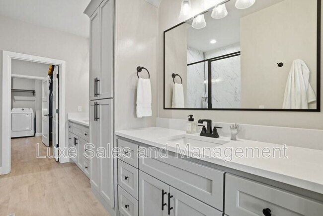 Building Photo - 4200 Abbey Pk Dr