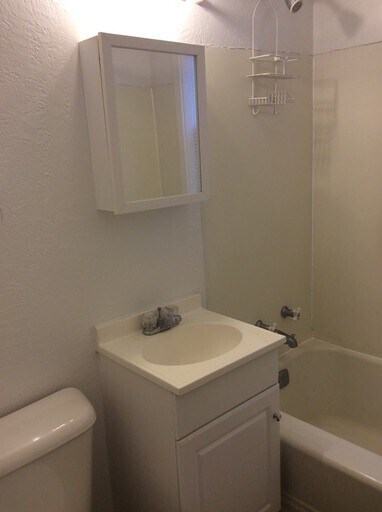 Building Photo - 2 BR bungalow near the Speedway