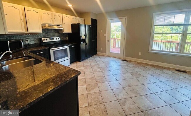Building Photo - 400 Munsons Hill Ct