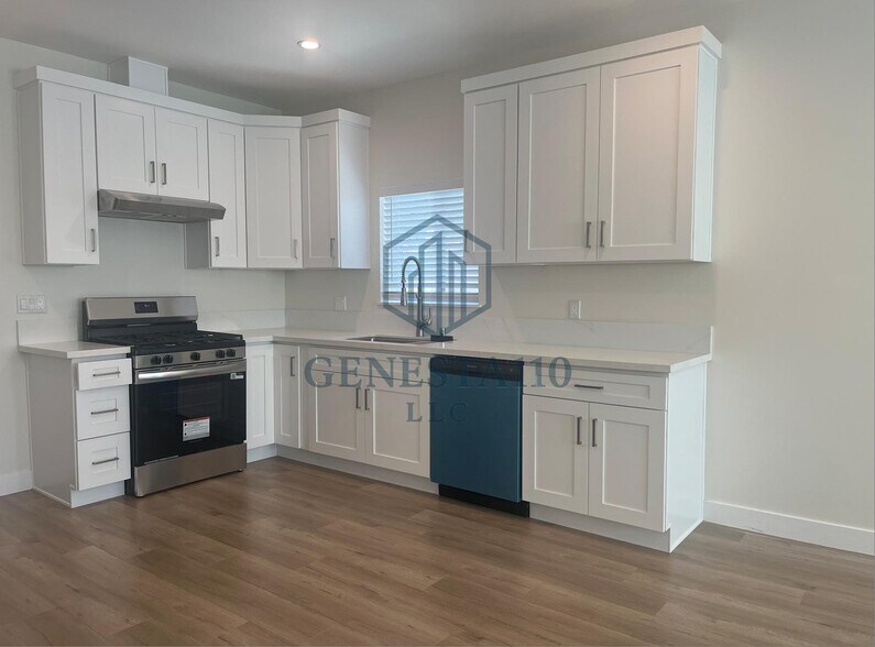 Building Photo - 11040 Genesta Ave