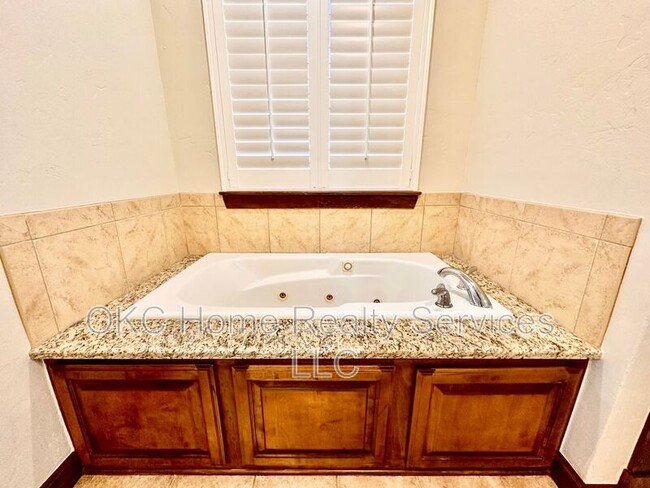 Building Photo - 1216 NW 190th Pl