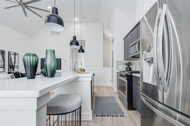 Building Photo - 1131 W 17th St