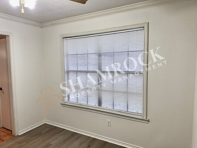 Building Photo - Spacious 3/2 in Lorena