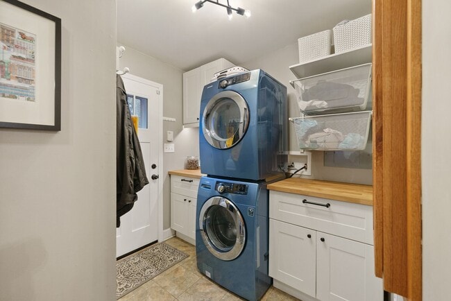 Building Photo - Available NOW! 3 bed + 2 bath bungalow w/ Historic charm in the heart of Durham!