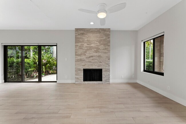 Building Photo - 1121 Bel Air Dr