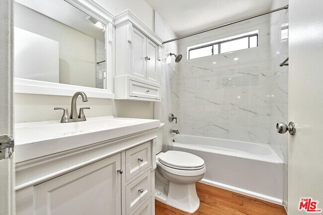 Building Photo - 326 S Manhattan Pl