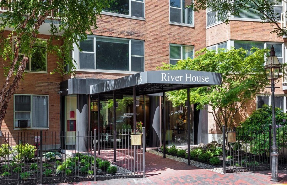 Building Photo - 145 Pinckney St