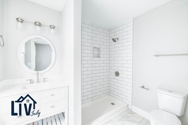 Building Photo - Updated 3 bed 2.5 bath Available now!