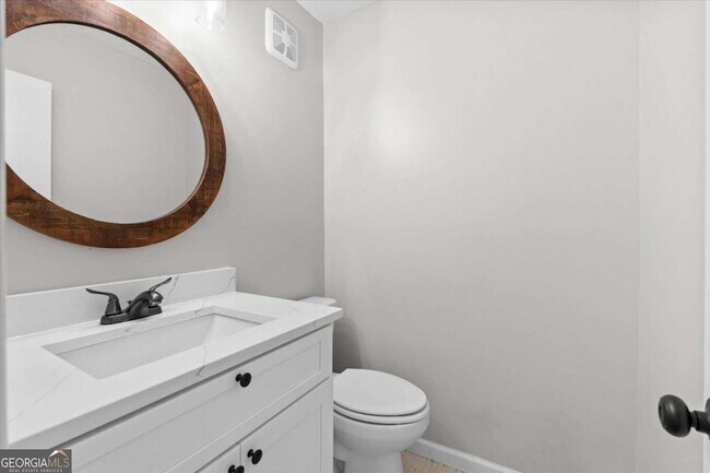 Building Photo - 541 N White St