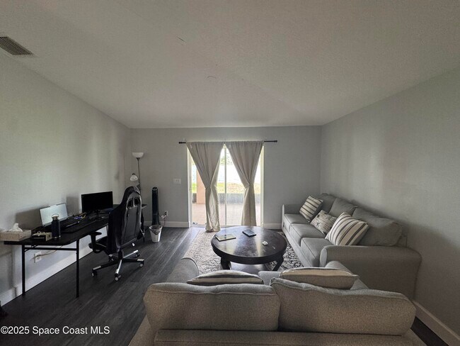 Building Photo - 2425 Bayhill Dr
