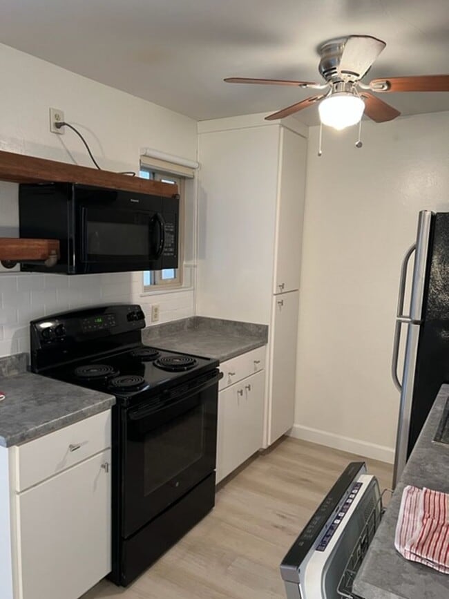 Building Photo - Great One Bedroom Condo Golden Oaks Monterey