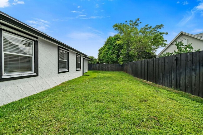 Building Photo - 908 Hibiscus Dr