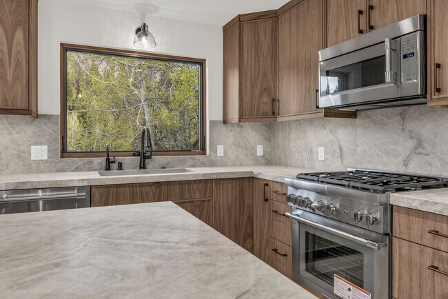 Building Photo - Pinebrook Luxury Remodeled Home