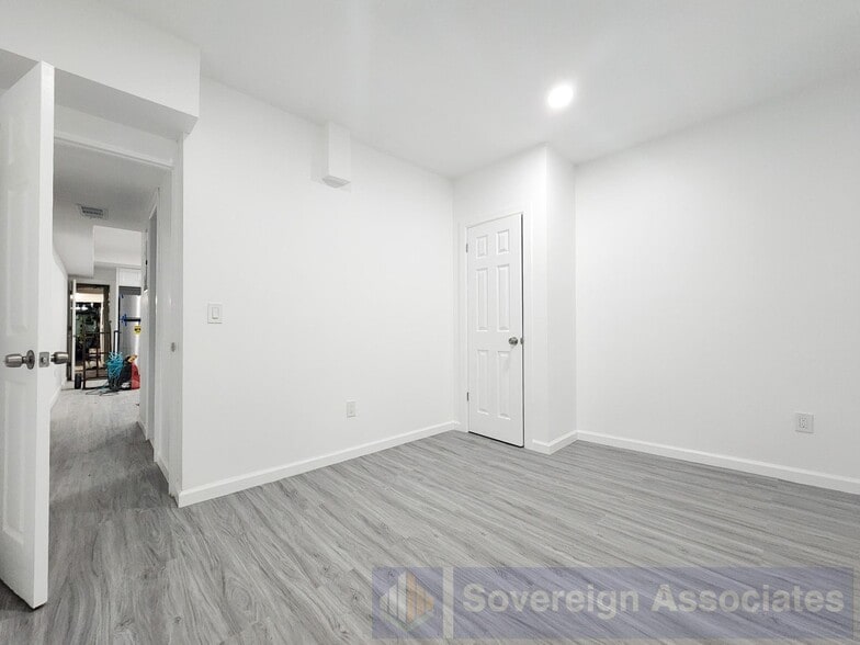 Building Photo - 112 Nagle Ave