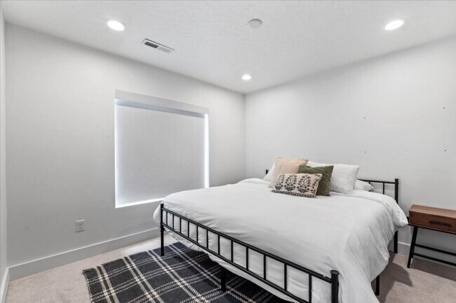 Building Photo - 690 S Edge Ln