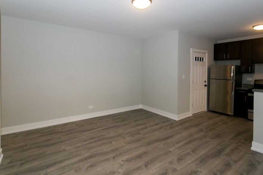 Building Photo - 735 W Brompton Ave