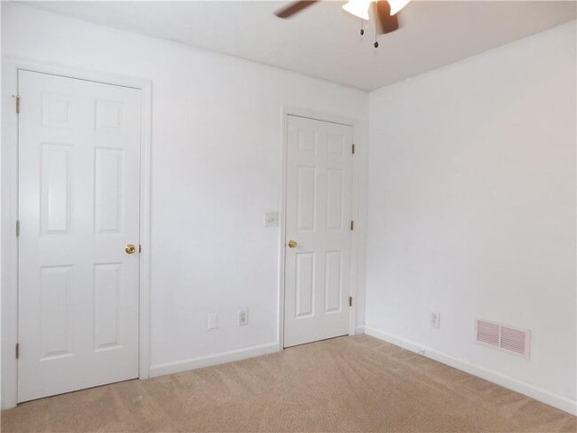 Building Photo - 576 Greenwood Park Way