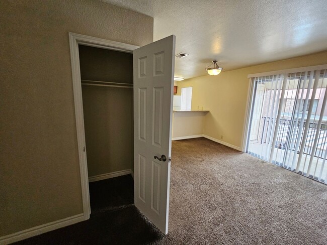 Building Photo - 2 Bedroom Condo located at Bella Vita!!