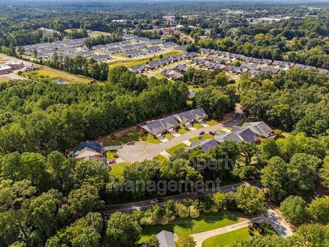 Building Photo - 678 Kensington Ct SE