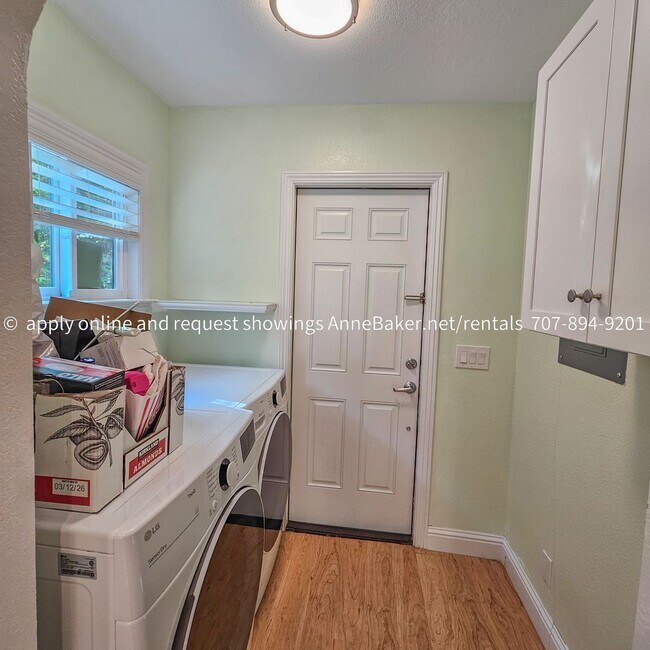 Building Photo - Downtown home on Corner Lot Available Now