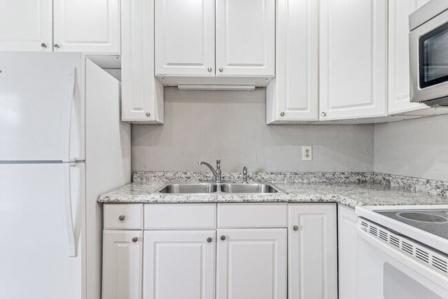 Building Photo - NE – Desirable Neighborhood, Brick Home, W...
