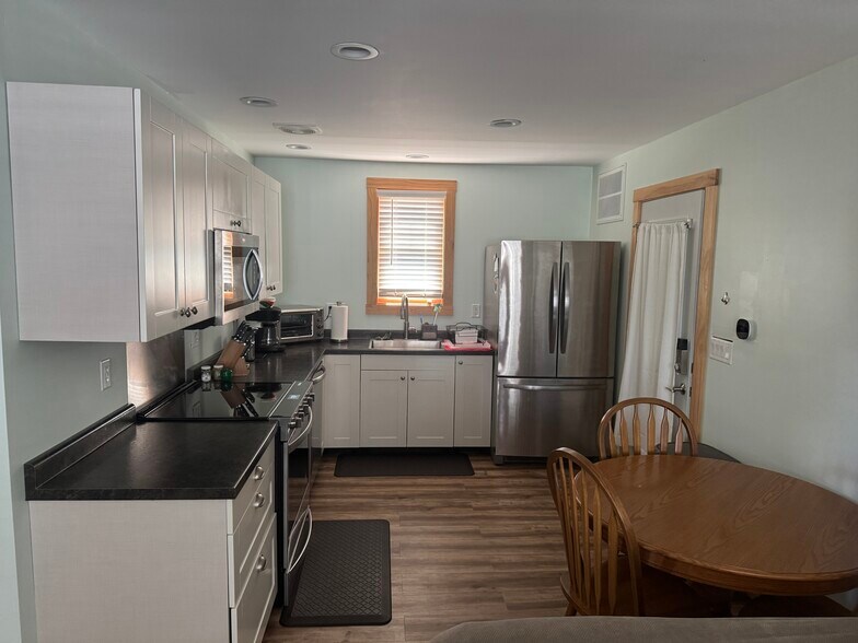 Kitchen - 1832 Campeau St
