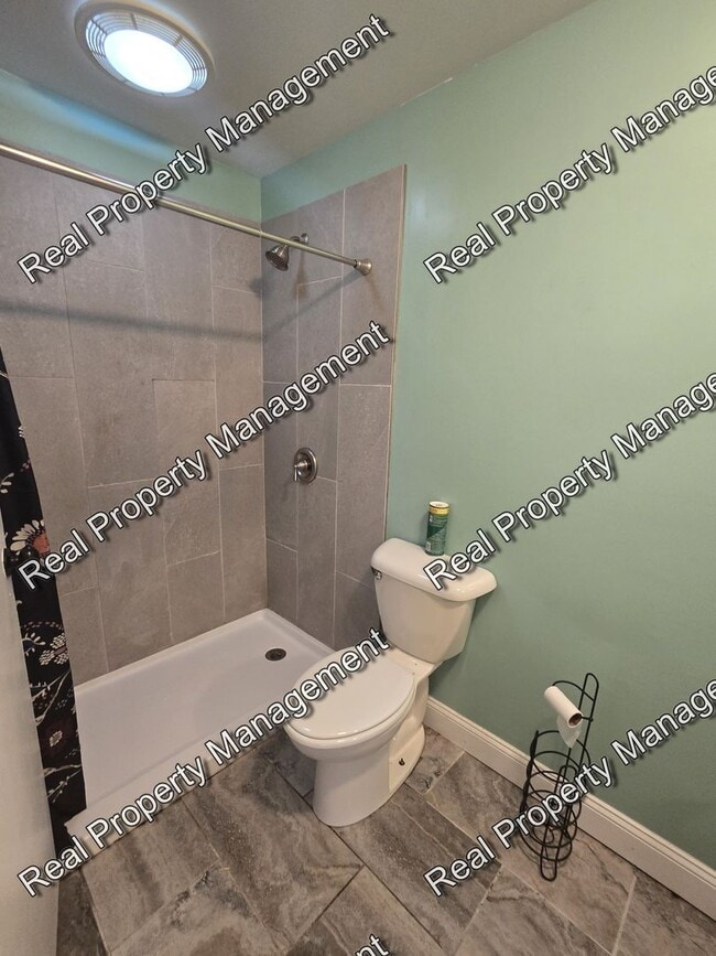 Building Photo - Three Bedroom Ranch