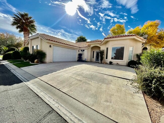 Building Photo - Adorable Home is Mirage Estates at Southgate