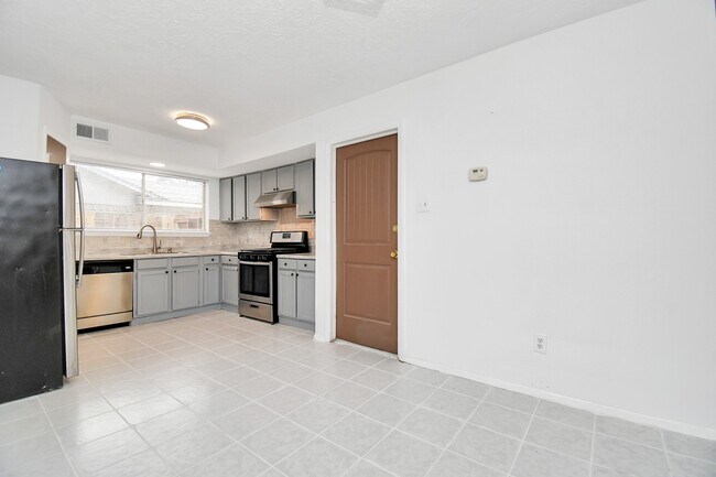 Building Photo - 1111 W Brompton Dr