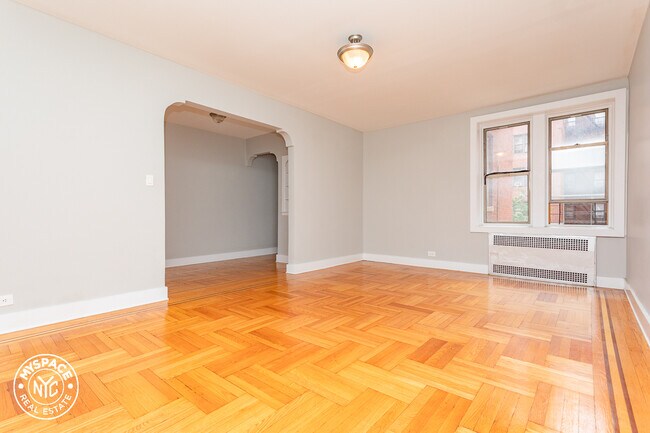 Primary Photo - 111 E 21st St