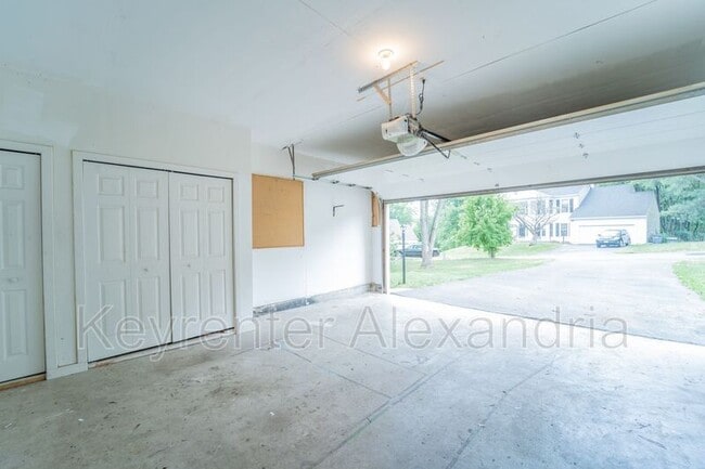 Building Photo - 13183 Oak Farm Dr