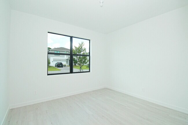 Building Photo - 5929 SE Sky Blue Cir