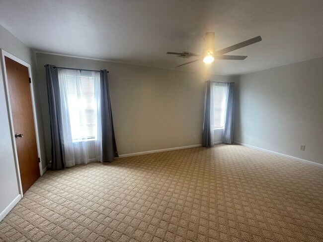 Building Photo - Townhouse Located In Carriage Square