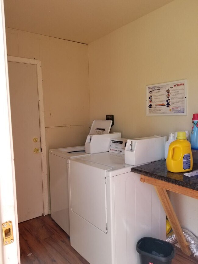 Building Photo - A 2 Bdrm, 1 Bath near the heart of Roseville!
