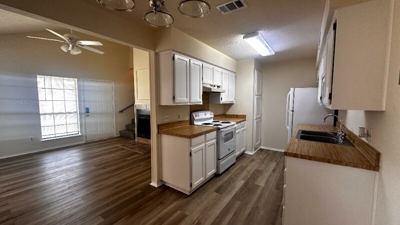 Building Photo - 110 Peachtree Ct