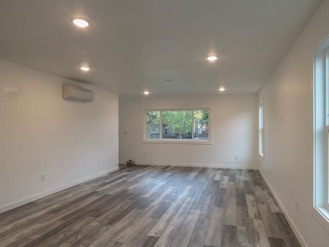 Building Photo - Newberg- 3 bedroom Duplex Available Soon - Schedule tour now !