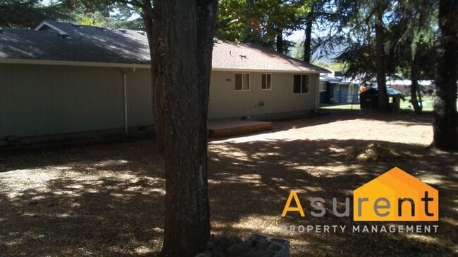 Building Photo - 3 Bed, 2 Bath Home on Large Flag Lot