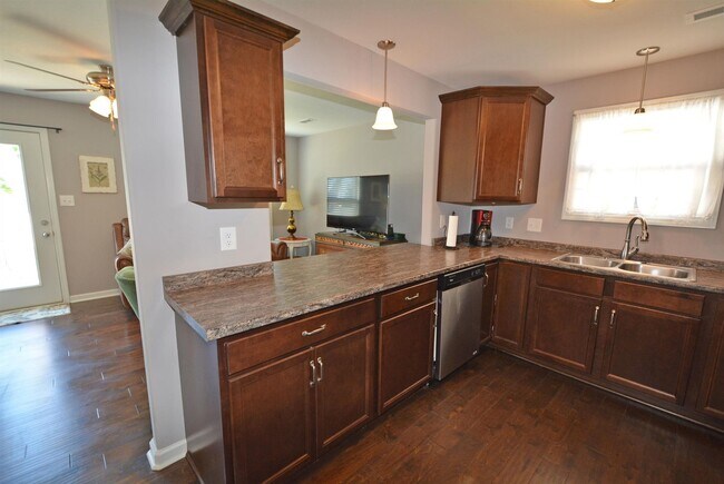 Building Photo - Gorgeous! 3 Bed/2.5 Bath house! Close to I-24! Lawn/Garbage Included!