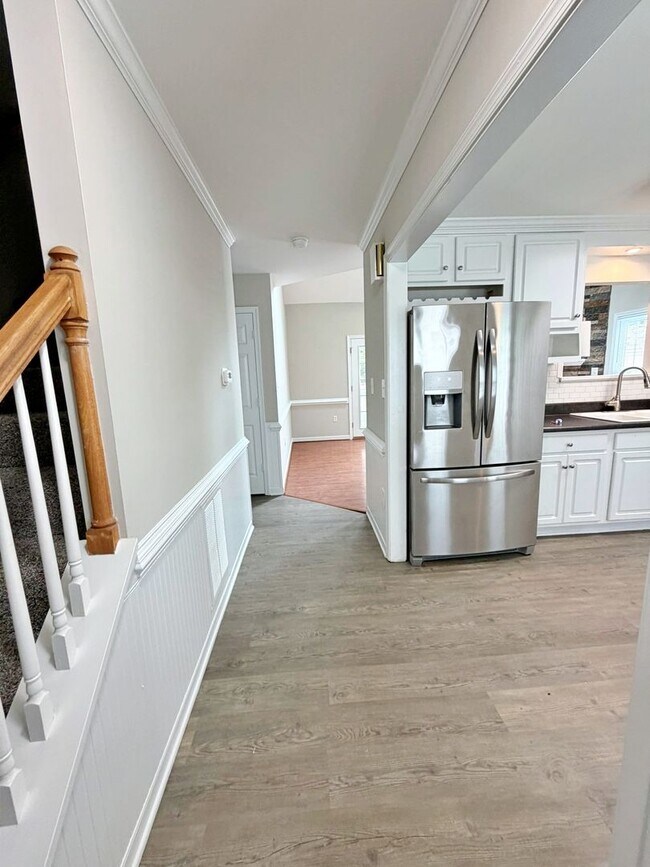Building Photo - Updated Home in the Heart Of Chesterfield