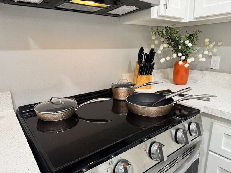 Building Photo - 1118 Country Club Dr