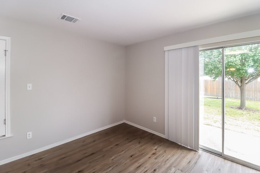 Building Photo - 510 Riverway Ln