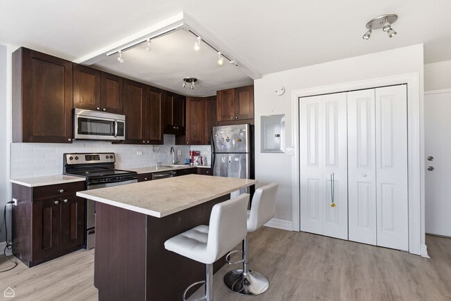 Building Photo - 2930 N Sheridan Rd