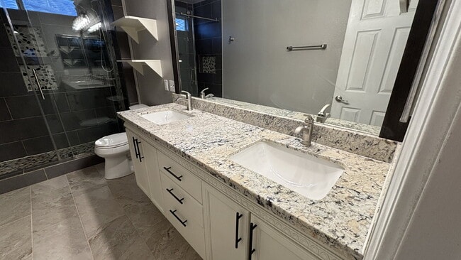 Building Photo - 2 Story, 4 Bed, 2.5 Bath in Southwest