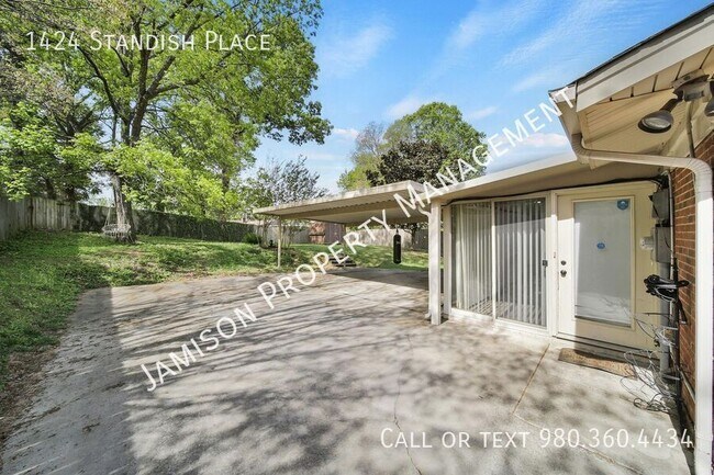 Building Photo - 1424 Standish Pl