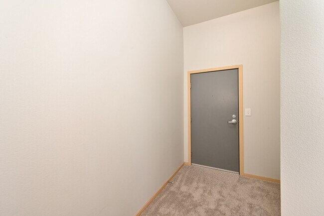Building Photo - Spacious 2BR/1.75BA Condo in Convenient Location (Central District)