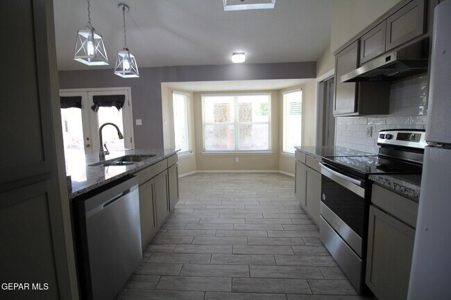 Building Photo - 351 Duanesburg St