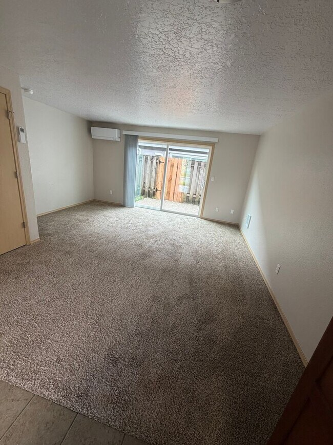 Building Photo - 1ST  FULL  MONTH'S  RENT  FREE  Pet-friendly Townhouse Near Parks and Downtown Newberg