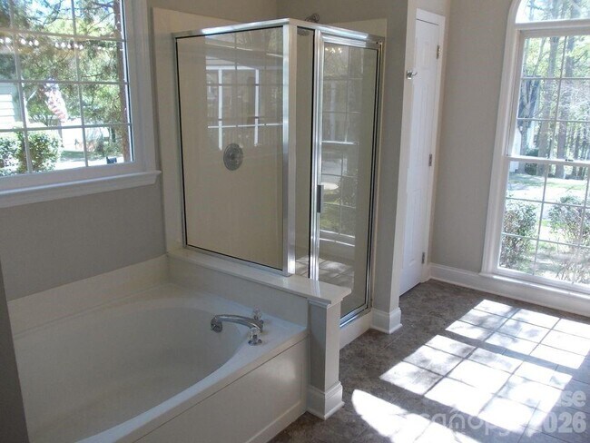 Building Photo - 6223 Hickory Cove Ln