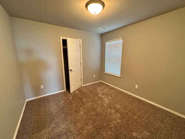 Building Photo - Beautiful 4 Bed 2 bath