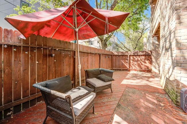 Building Photo - Modern Townhome  3 Bedrooms/2.5 Bathrooms